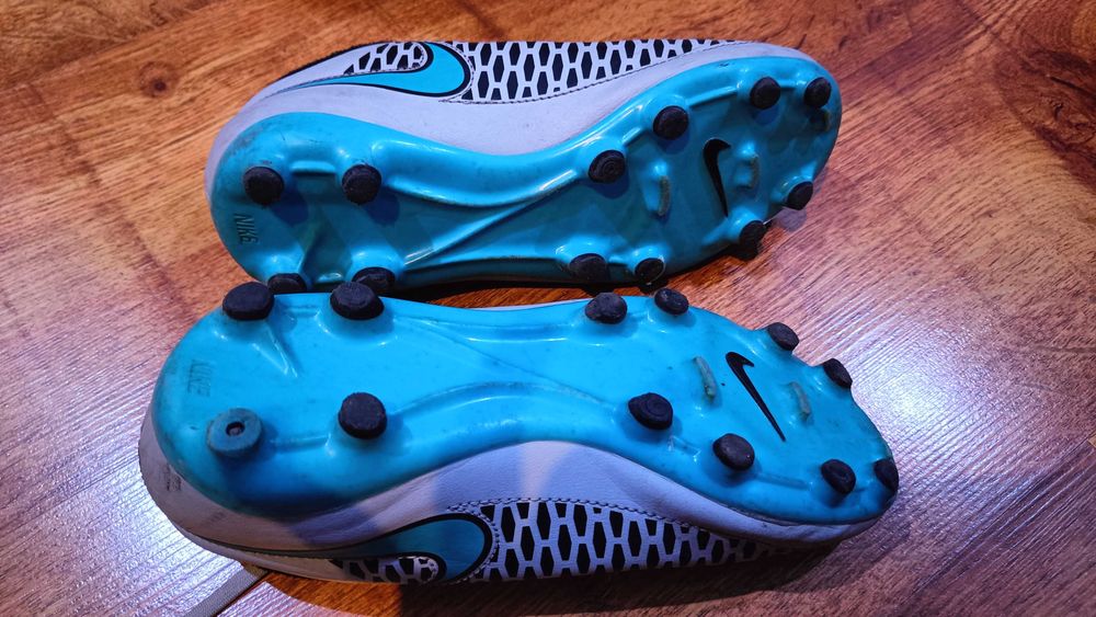 Dwie pary butów dla chłopca sneakersy adidas i korki nike r.36