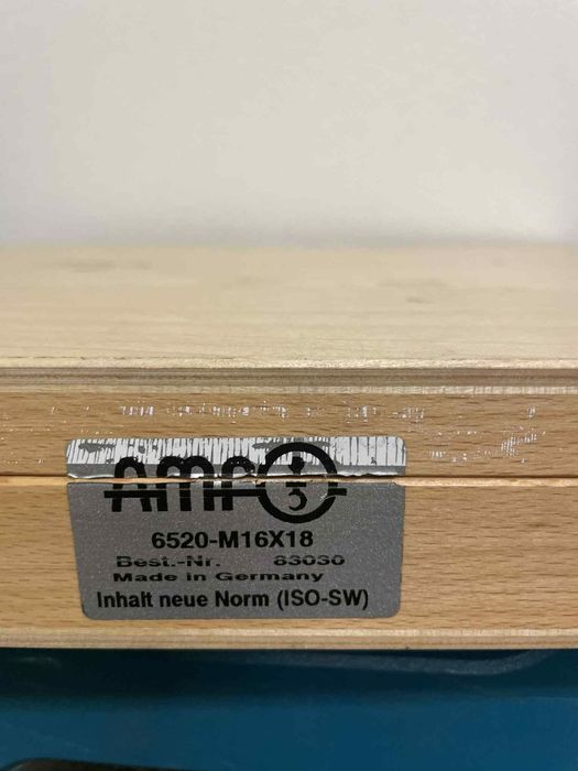 AMF Zestaw śrub mocujących do rowków teowych 6520-M16x18