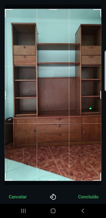 Móveis de sala e bar com balcão e duas cadeiras altas