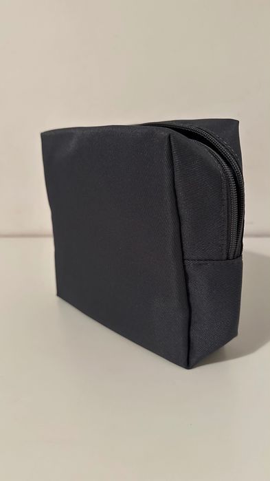 Kosmetyczka Clinique – czarna, pojemna, klasyczna, organizer podróżny