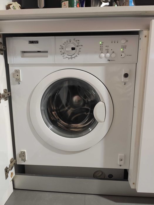 Máquina de lavar Zanussi com 3 anos de uso