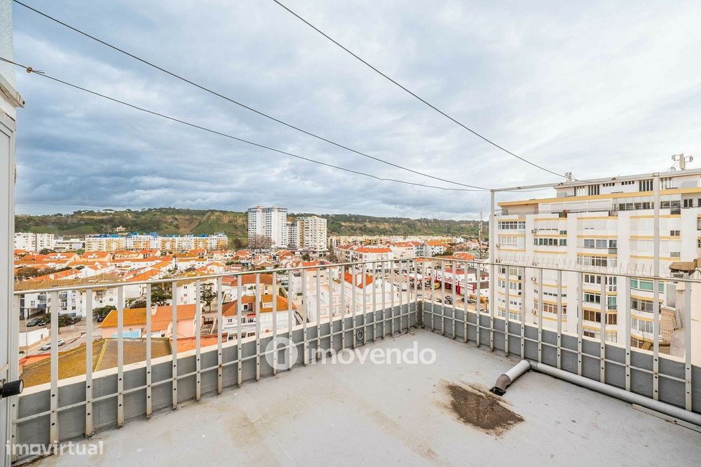 Apartamento T1 junto à praia, com estacionamento, Costa da Caparica