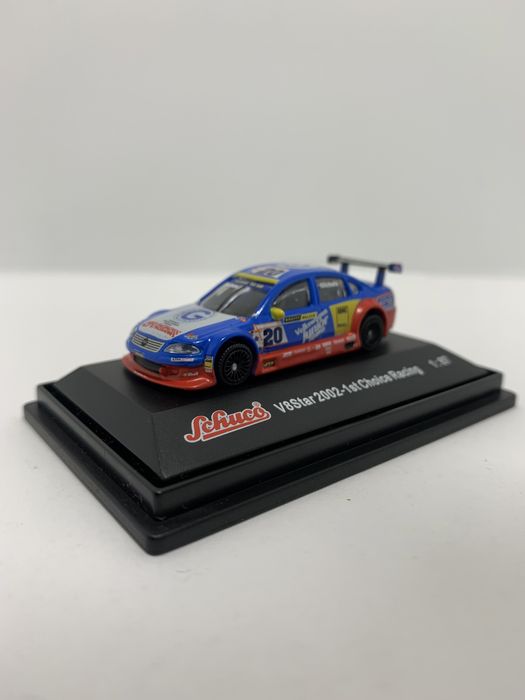 Volkswagen Passat  V8 Star 2002 da Schuco escala H0 1/87