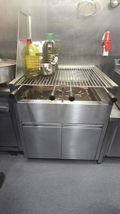 Grelhador a carvão semi novo