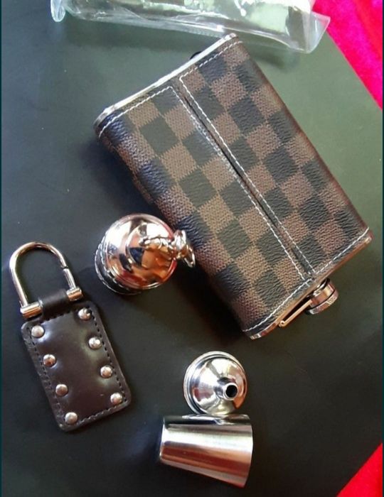 Louis Vuitton prezent piersiówka zestaw prezent piękny