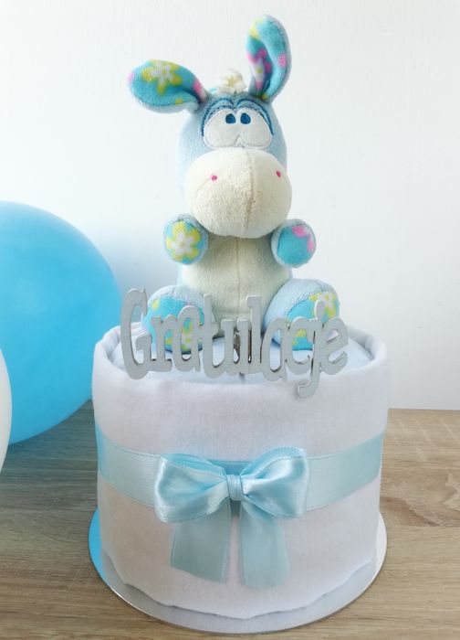 Prezent na baby shower, tort z pampersów, prezent dla młodej mamy