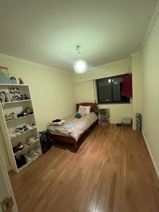 Cama de solteiro com colchão e desmontada / LEVANTAR EM ODIVELAS.