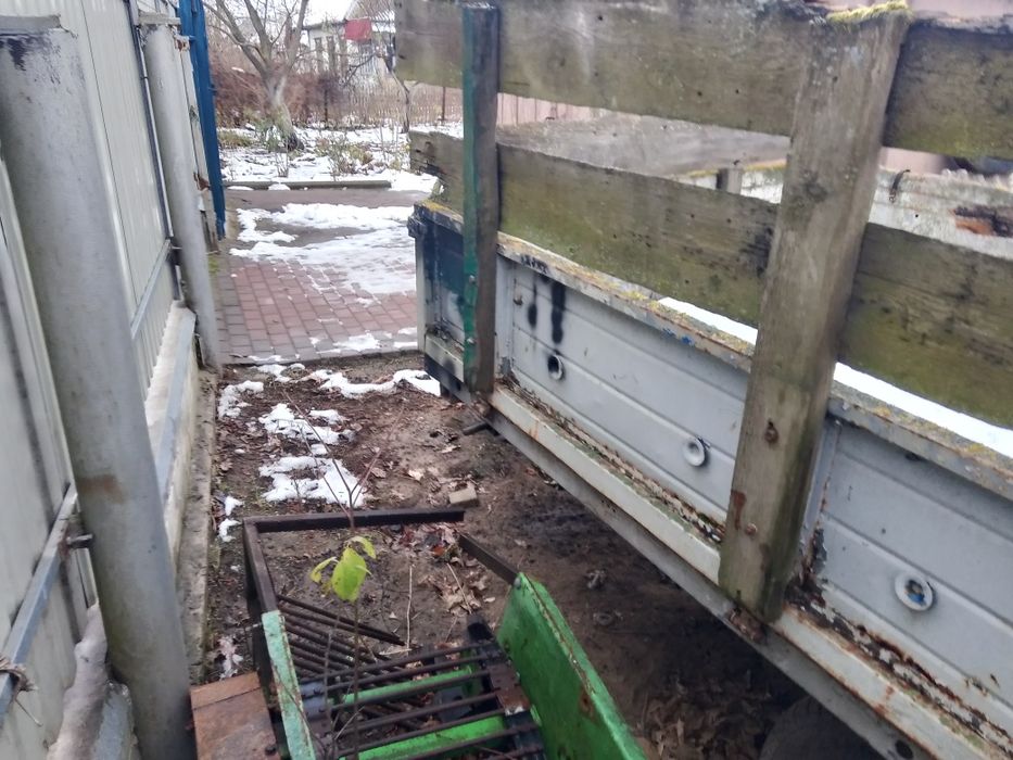 Продам причеп одноосний із гідроциліндром та із запасним колесом .