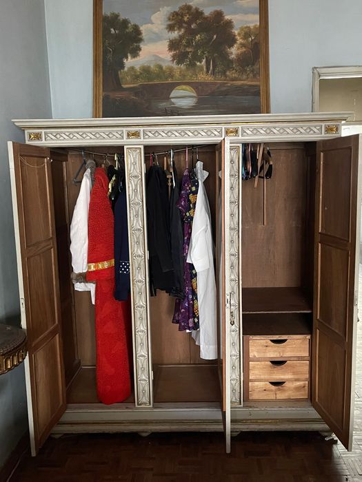 Roupeiro antigo madeira clara com pormenores dourados que faz conjunto com cama