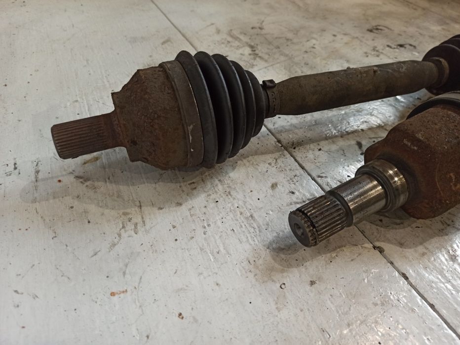 Приводний вал полуось Volvo S40 V50 C30 1.8i 30711772 30681129 Вольво