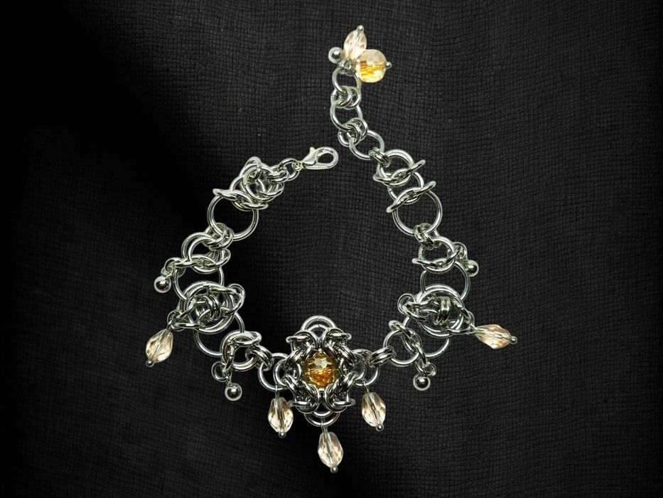 Chainmaille z błyszczącymi złotymi kryształkami – stal chirurgiczna