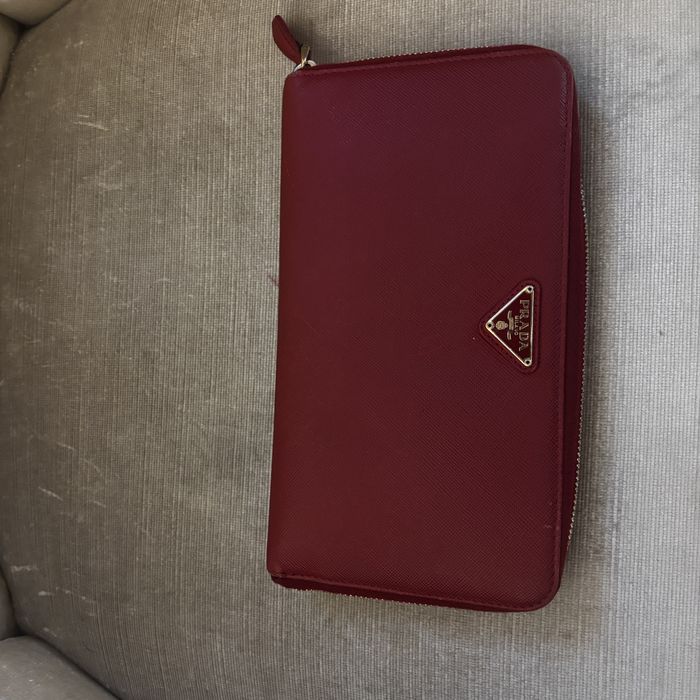 Красный кошелек Prada из кожи Saffiano