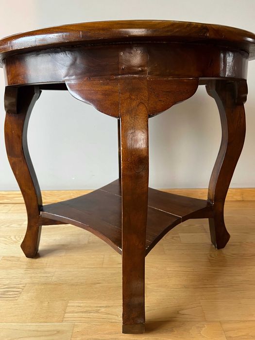 Stylowy stolik kawowy z litego drewna – klasyczna forma