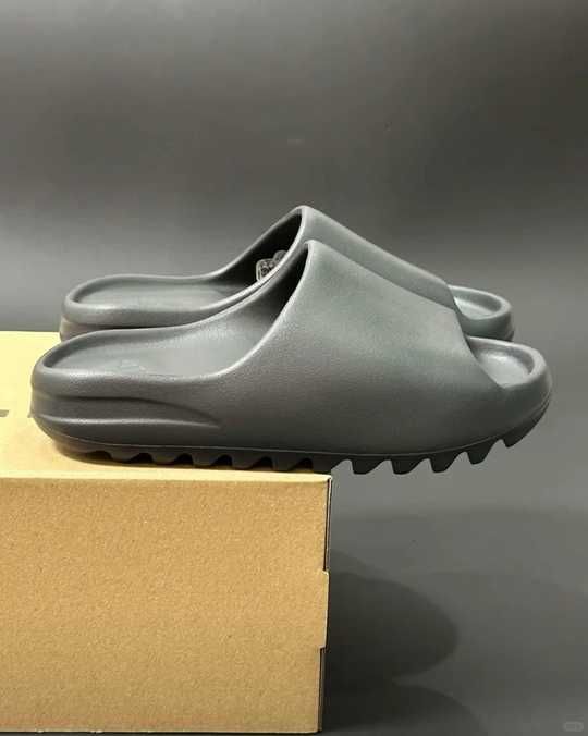 Yeezy_Slide_onyx_Czarny 37