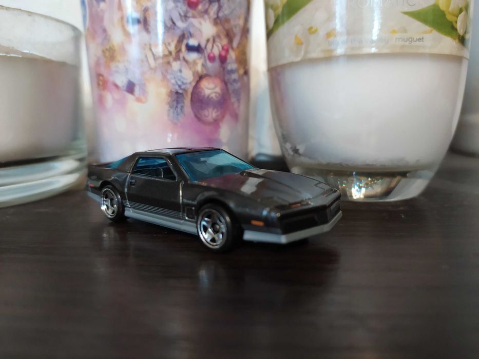 Model auta Pontiac Firebird metalowy firmy HotWhels