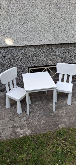 Krzesełka Mammut ikea, stolik drewniny