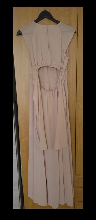 Długa sukienka maxi pudrowy róż z rozcięciem i wiązaniem na plecach.