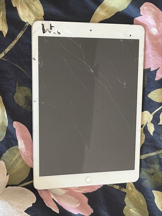 Apple iPad 8 generacja, stluczona szybka