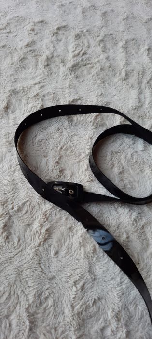 Czarny błyszczący pasek