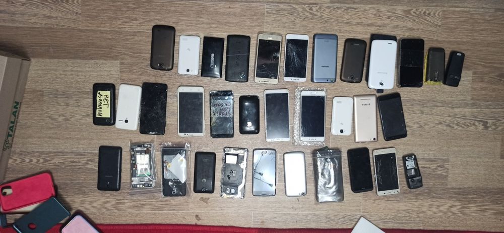 Продам мобільні телефони та запчастини до телефонів