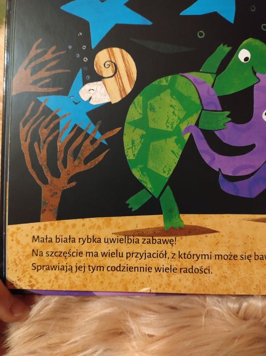 Mała biała rybka ma wielu przyjaciół