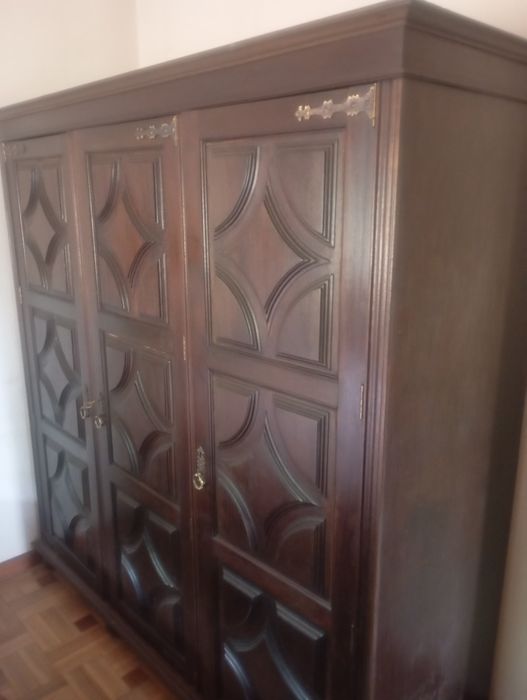 Vendo este roupeiro muito bonito bom estado