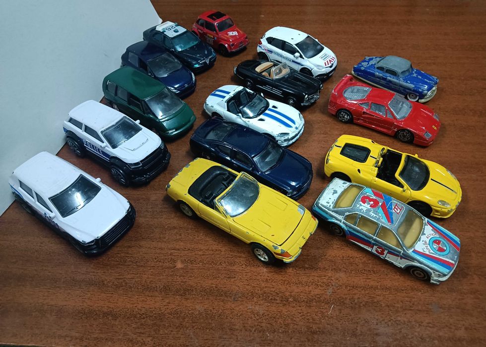 15 carrinhos  Antigos, bastante brincados e alguns com problemas