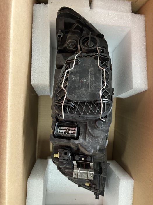 Otica direita Volvo V40