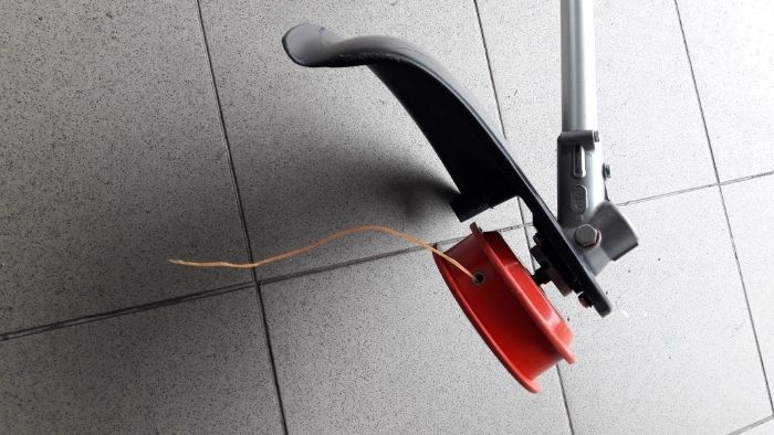 Aparador de relva elétrico