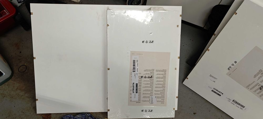 Utrusta - białe półki Ikea do szafek Metod