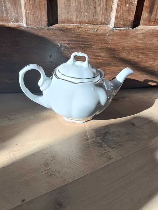 Sprzedam dzbanek porcelanowy z delikatnymi złoceniami