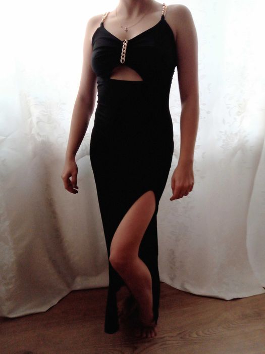 Seksowna długa czarna sukienka ze złotymi łańcuchami