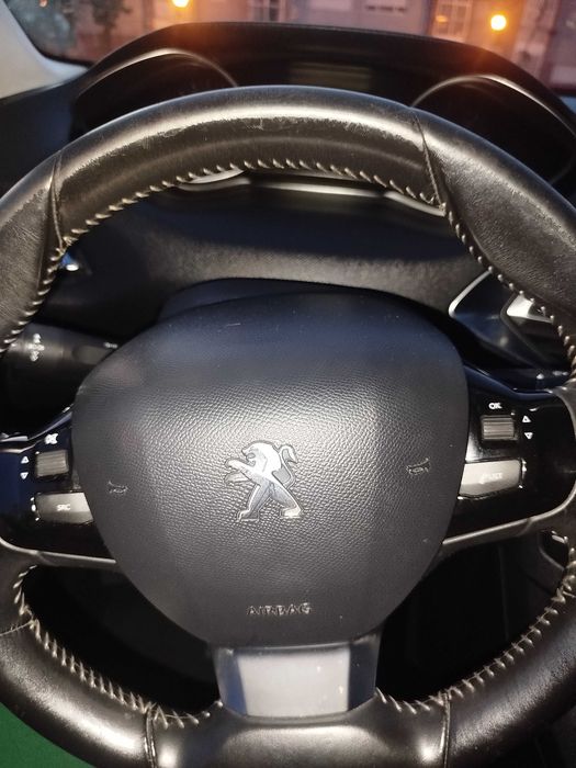 Peugeot 308 cinzento de 2015