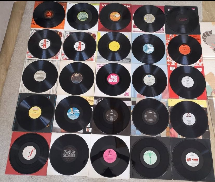 Conjunto de 25 discos de música eletrónica