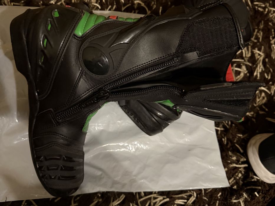 Botas para motar cano alto em verde e preto