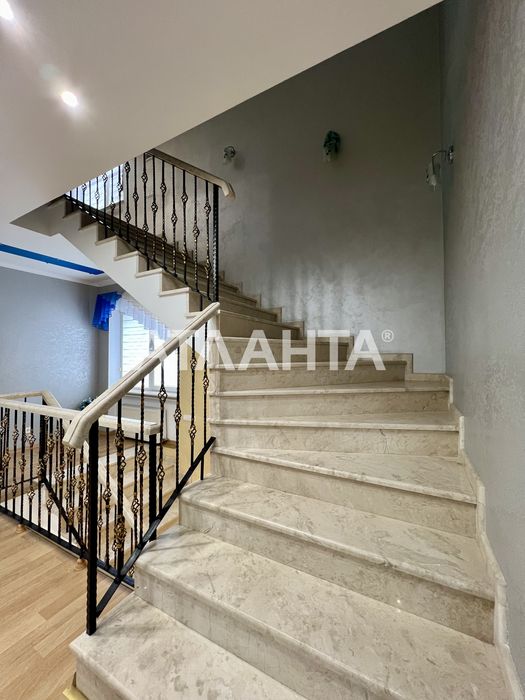 Дом с бассейном в Даче Ковалевского.