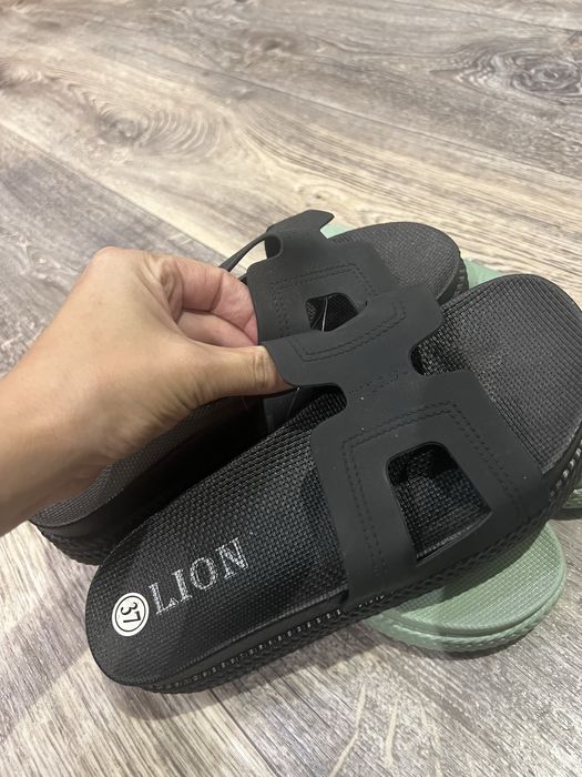 Шльопанці жіночі