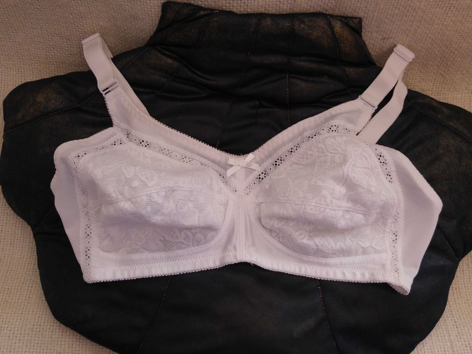 Biustonosz koronkowy biały