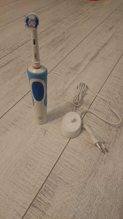 Braun Oral-B - szczoteczka elektryczna do zębów z ładowarka