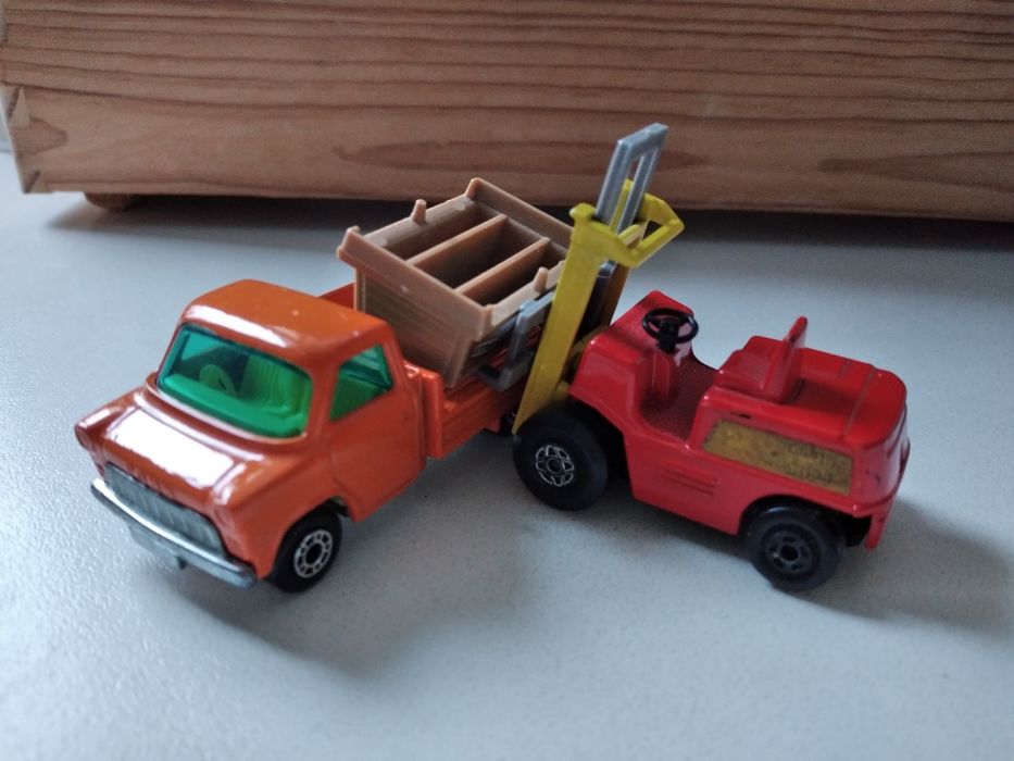 Matchbox Ford Transit z ładunkiem i sztaplarka