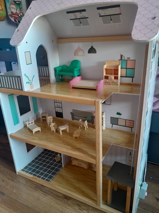 Domek drewniany dla lalek z winda