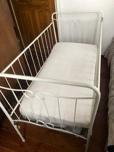 cama branca em ferro para bebe