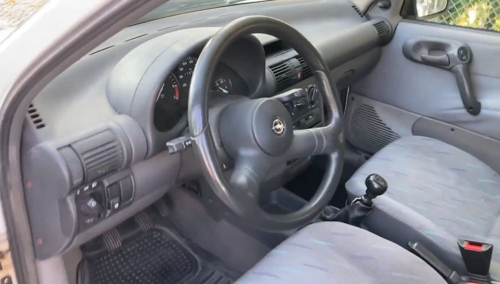 Opel corsa ano 1993 a circular normalmente