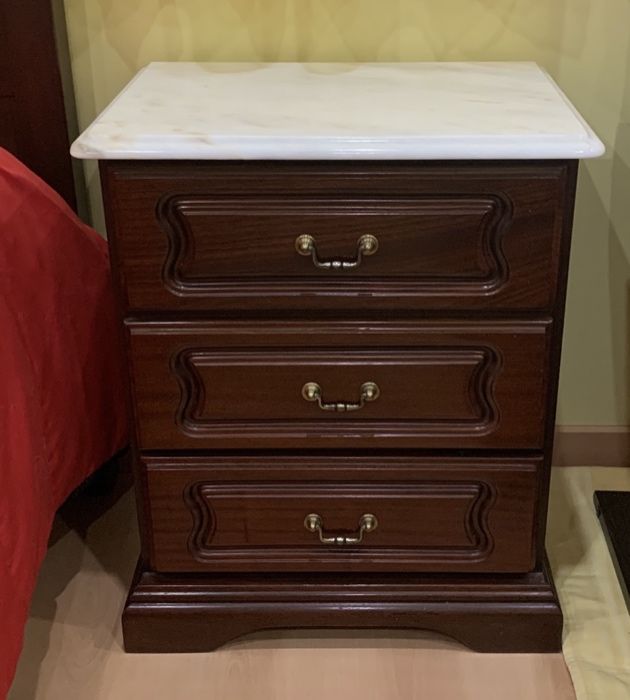 Mesa de cabeceira em madeira com tampo em mármore (só uma)