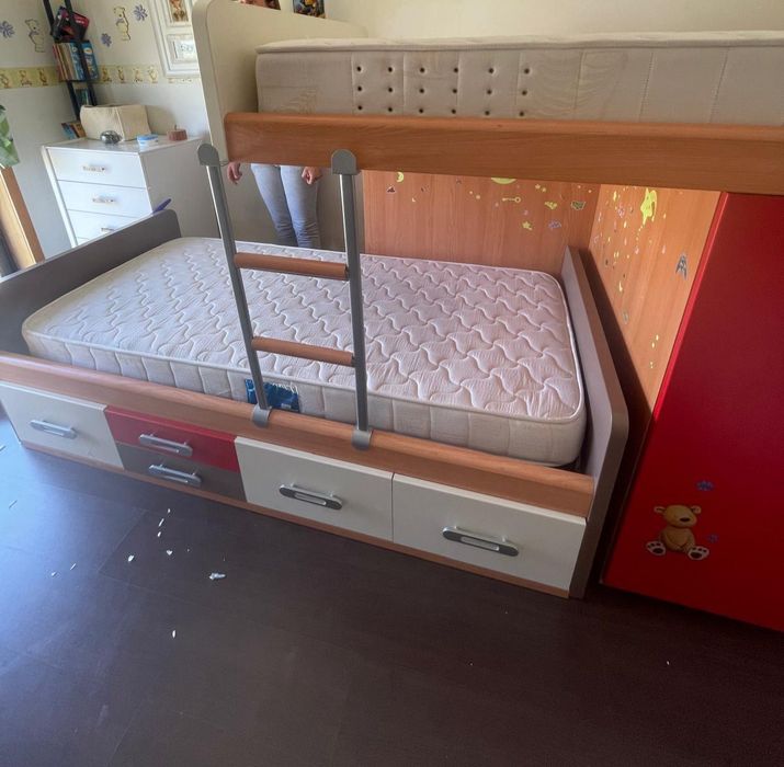 Quarto de criança com duas camas (beliche)