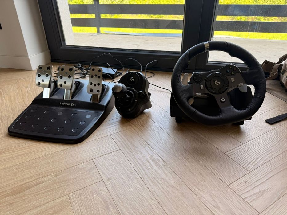 kierownicę Logitech G920 Driving Force wraz z pedałami oraz manualną skrzynią biegów Logitech Driving Force Shifter.