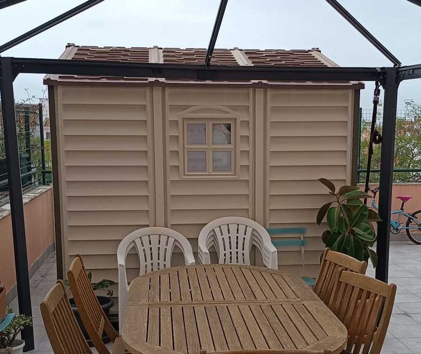 Abrigo de jardim PVC, Duramax com 2,40Px3,20Lx2,30A metros, bege e castanho (chão + barrotes madeira incluídos)