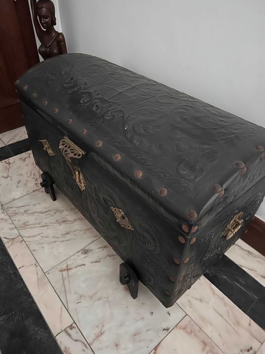 Bau arca  Couro estampado tachas estilo iberico decorativo classico
