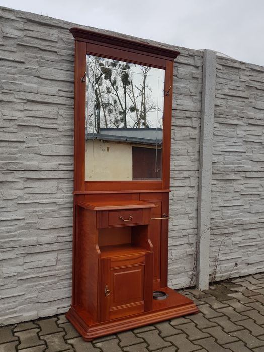 Elegancka garderoba z lustrem.