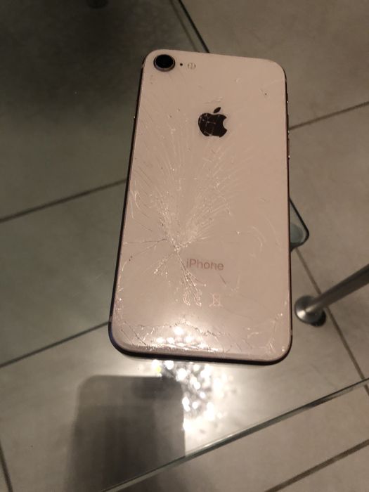 IPhone 8 uszkodzony na części